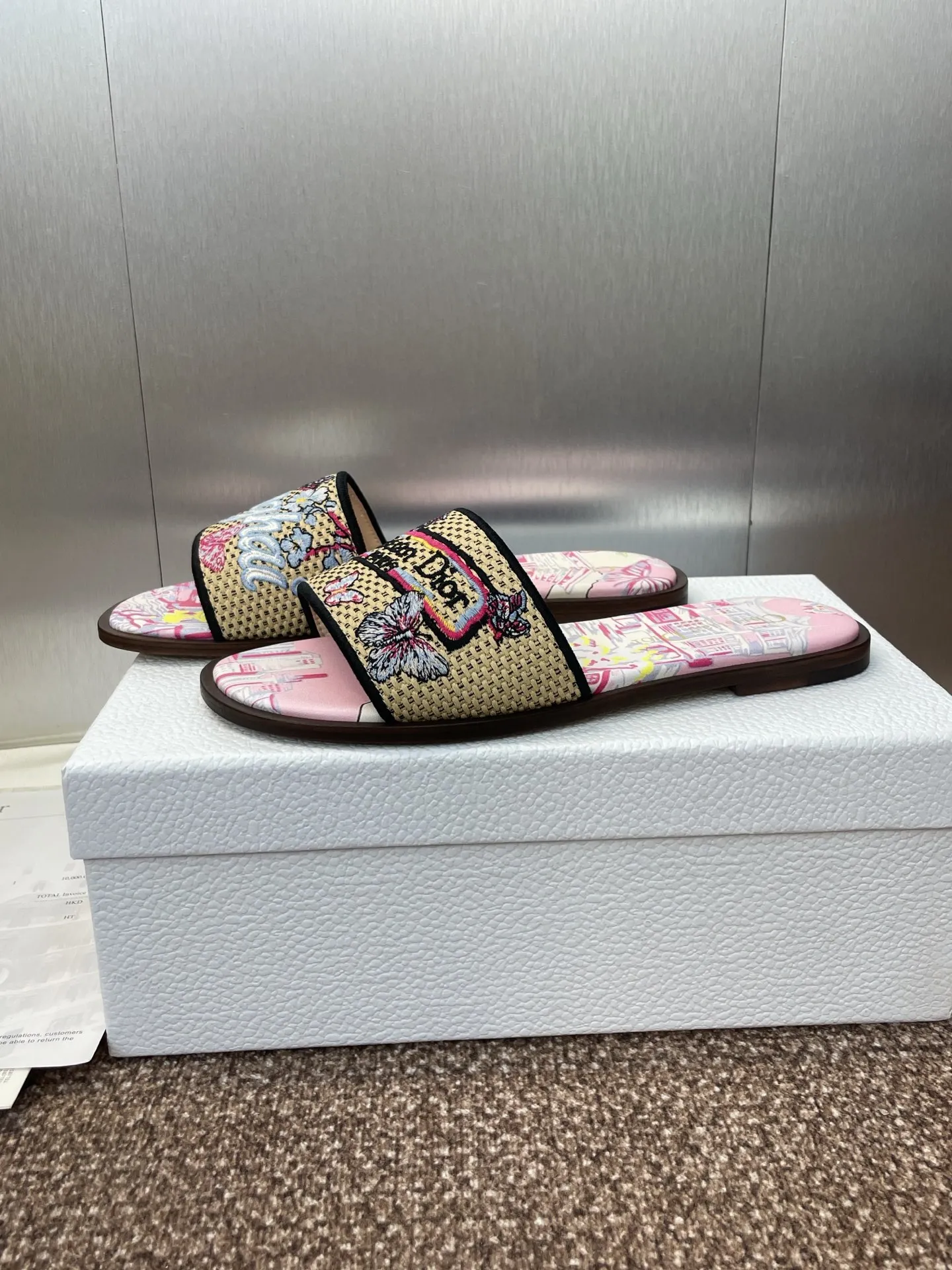 👟👟Ex-factory price 500👟👟 Dior 2025 spring and summer new style DWAY flat flip flops jelly color women's shoes CD letter logo three-dimensional embroidery round toe open toe color block sandals Material: upper imported raffia electric embroidery high temperature water-soluble cotton technical fabric + water-dyed sheepskin lining + Italian thickened leather outsole size: 34-42 (34.40.41.42. Customized, non-refundable and non-exchangeable)